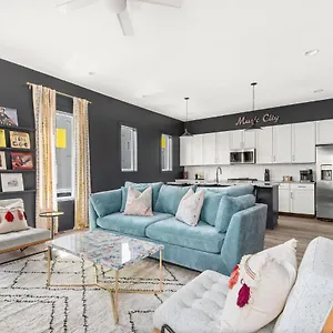 Vibrant Designer House With Roof Deck & Garage Near Dt Holiday home
